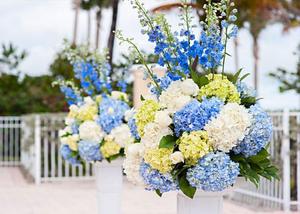 Những mẫu hoa tươi trang trí không gian lễ cưới khi đặt tiệc outside